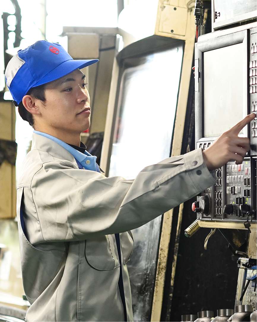機械を操作している今西さん