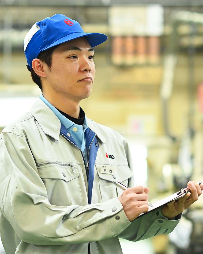 巡回しながらチェックを実施する今西さん