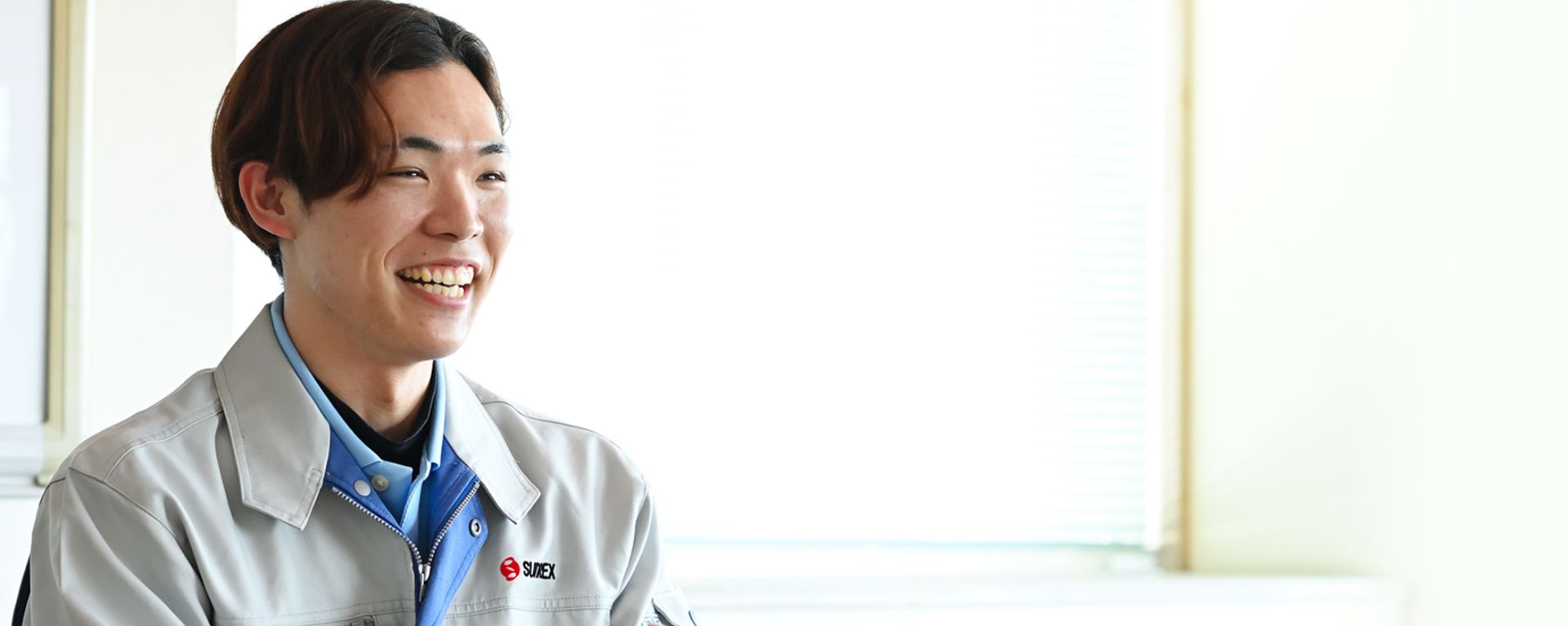 笑顔でインタビューに答える今西さん