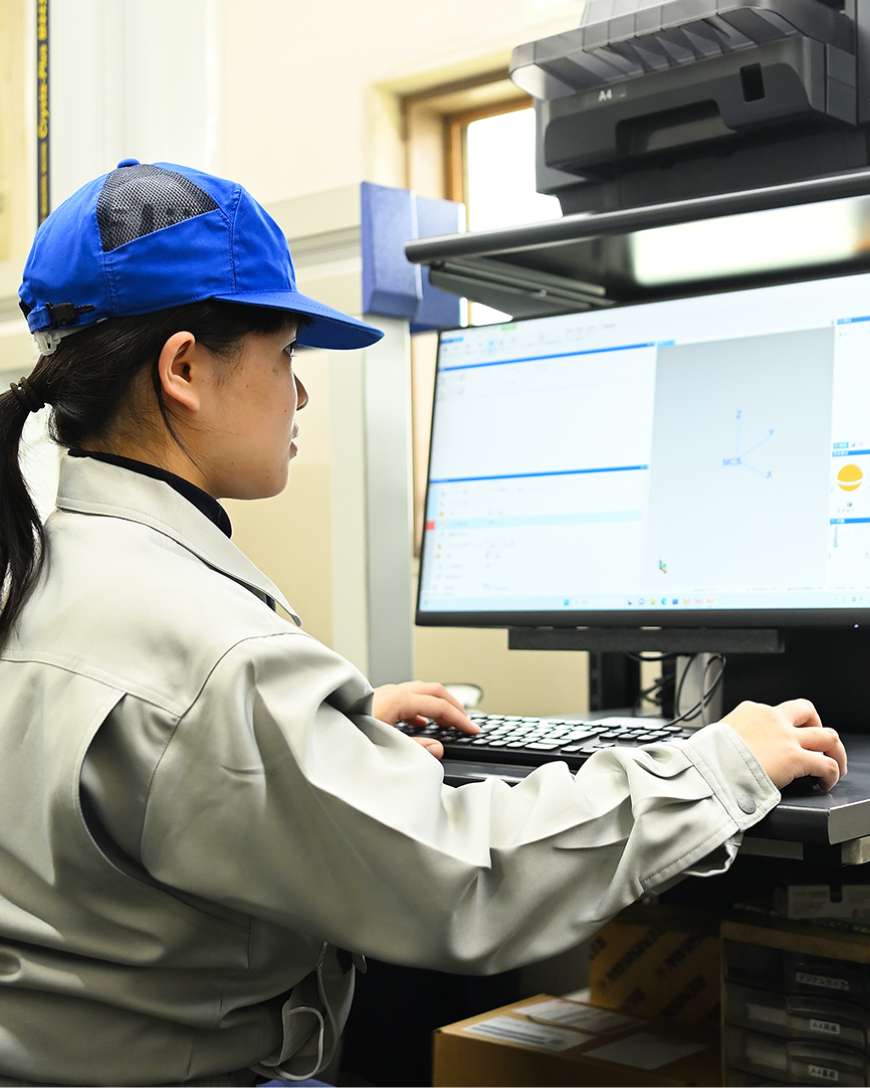 パソコンで作業する榊原さん