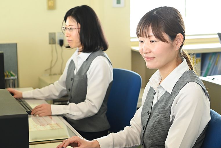 パソコンを使用し作業している社員