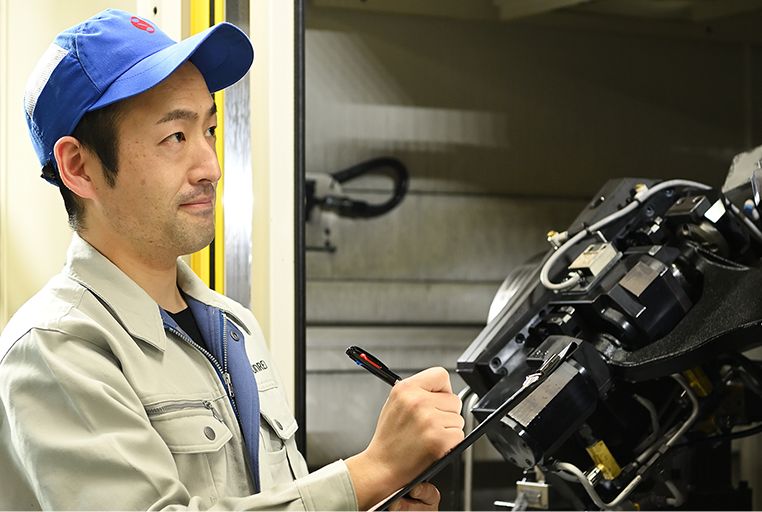 作業現場でチェックを実施している社員