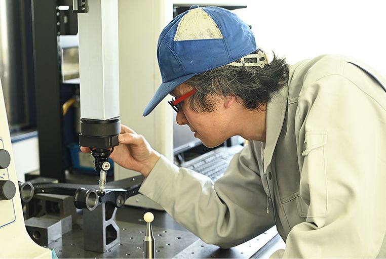 計測機器のチェックを実施している社員