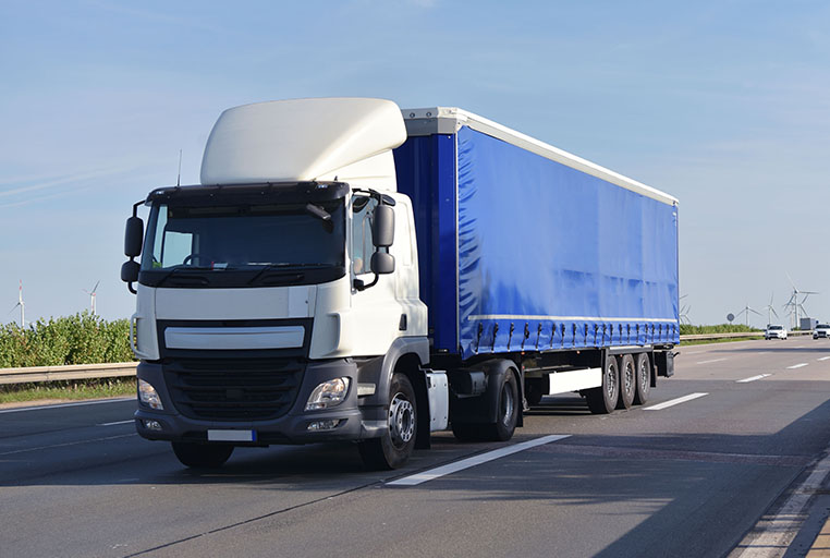 荷物を運送するトラック