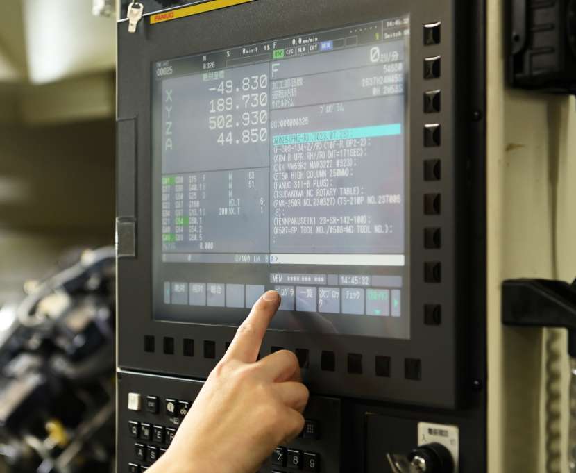 生産時に機械を操作している様子